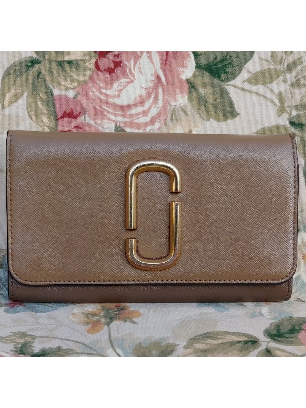 Marc Jacobs Tan and Brown Saffiano Leather Fold Clutch Wallet - Picture 1 of 17